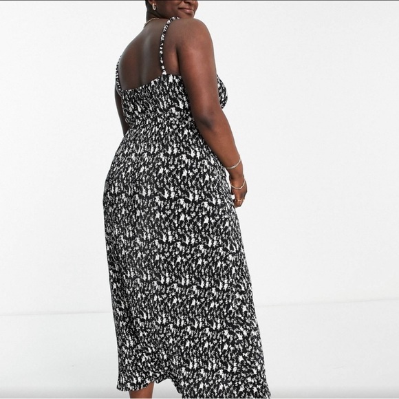 ASOS DESIGN Curve Plisse (Finely pleated) maxi black & white ditsy floral maxi - Picture 2 of 4